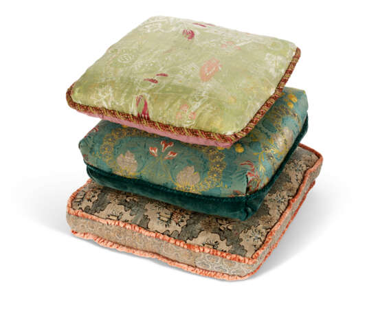 THREE SILK AND/OR VELVET CUSHIONS - Foto 1