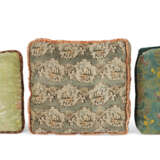 THREE SILK AND/OR VELVET CUSHIONS - Foto 2