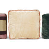 THREE SILK AND/OR VELVET CUSHIONS - Foto 3