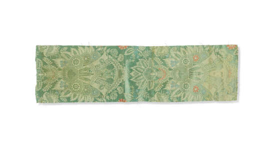 A GROUP OF SEVEN ENGLISH OR CONTINENTAL LIGHT GREEN SILKS - Foto 17