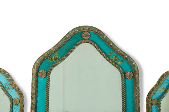 A PAIR OF NORTH ITALIAN SILVERED, POLYCHROME-PAINTED AND VERRE EGLOMISE MIRRORS - Foto 2