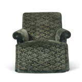 A VELVET-UPHOLSTERED CLUB CHAIR - фото 2