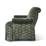 A VELVET-UPHOLSTERED CLUB CHAIR - фото 3