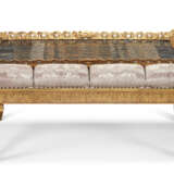 A NORTH EUROPEAN GILTWOOD AND HARDSTONE LOW TABLE - Foto 1
