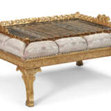 A NORTH EUROPEAN GILTWOOD AND HARDSTONE LOW TABLE - Foto 2