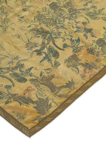 A FRENCH YELLOW SILK SATIN BROCADE COVERLET - Foto 1