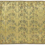 A FRENCH YELLOW SILK SATIN BROCADE COVERLET - Foto 2