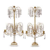 A PAIR OF SWEDISH CUT-GLASS-MOUNTED ORMOLU AND WHITE MARBLE THREE-LIGHT CANDELABRA - Foto 2