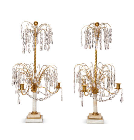 A PAIR OF SWEDISH CUT-GLASS-MOUNTED ORMOLU AND WHITE MARBLE THREE-LIGHT CANDELABRA - Foto 3