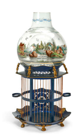 A NORTH EUROPEAN PARCEL-GILT BLUE TOLE-PEINTE AND GILT-LEAD BIRDCAGE AND POLYCHROME-DECORATED GLASS FISH BOWL - Foto 6