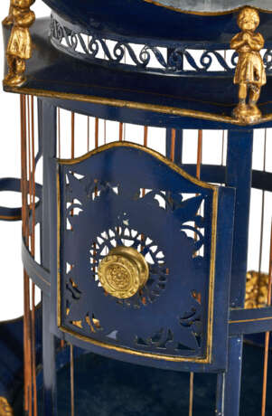 A NORTH EUROPEAN PARCEL-GILT BLUE TOLE-PEINTE AND GILT-LEAD BIRDCAGE AND POLYCHROME-DECORATED GLASS FISH BOWL - Foto 9