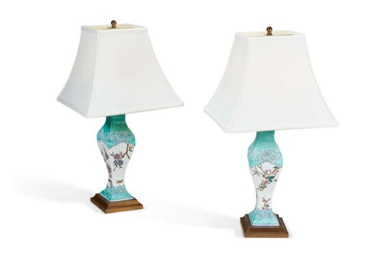A PAIR OF FRENCH CERAMIC TURQUOISE-GROUND VASES, NOW MOUNTED AS LAMPS - Foto 1