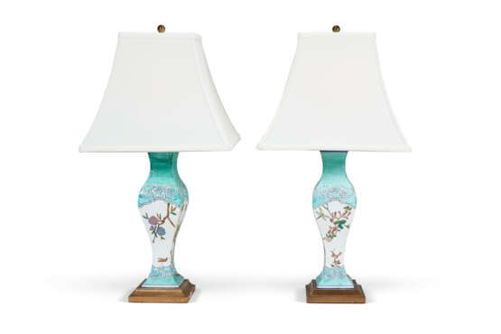 A PAIR OF FRENCH CERAMIC TURQUOISE-GROUND VASES, NOW MOUNTED AS LAMPS - Foto 2