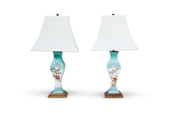 A PAIR OF FRENCH CERAMIC TURQUOISE-GROUND VASES, NOW MOUNTED AS LAMPS - Foto 4