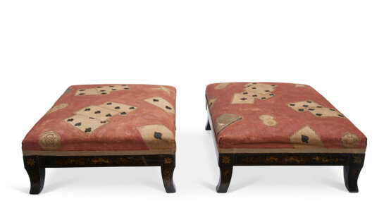 A PAIR OF BLACK AND GILT-JAPANNED FOOTSTOOLS - Foto 2