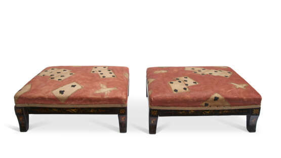 A PAIR OF BLACK AND GILT-JAPANNED FOOTSTOOLS - фото 3