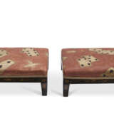 A PAIR OF BLACK AND GILT-JAPANNED FOOTSTOOLS - фото 3
