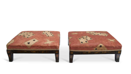 A PAIR OF BLACK AND GILT-JAPANNED FOOTSTOOLS - фото 4