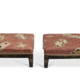 A PAIR OF BLACK AND GILT-JAPANNED FOOTSTOOLS - Foto 4