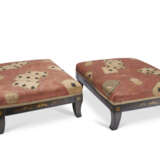 A PAIR OF BLACK AND GILT-JAPANNED FOOTSTOOLS - Foto 6