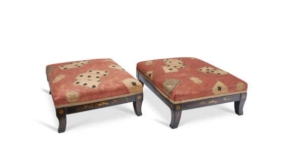 A PAIR OF BLACK AND GILT-JAPANNED FOOTSTOOLS - Foto 6