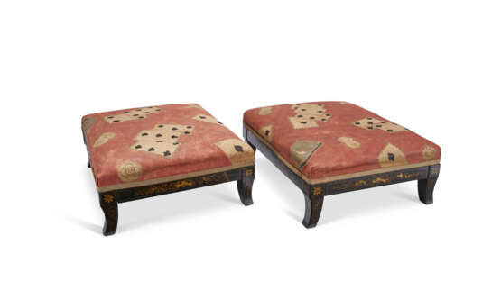 A PAIR OF BLACK AND GILT-JAPANNED FOOTSTOOLS - фото 7