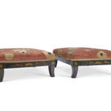 A PAIR OF BLACK AND GILT-JAPANNED FOOTSTOOLS - Foto 8