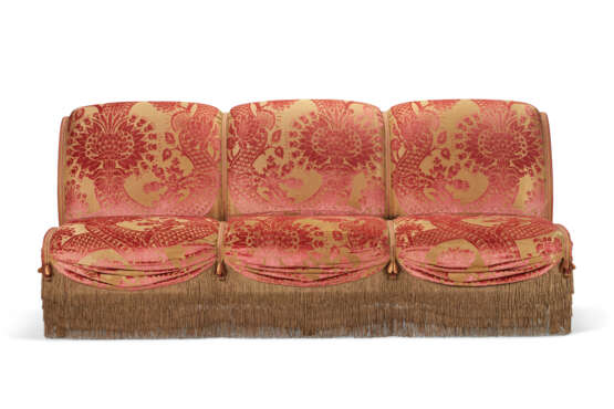 A VELVET-UPHOLSTERED THREE-SEAT BANQUETTE - photo 2