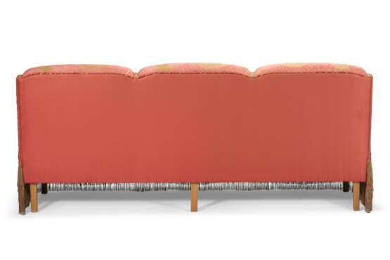 A VELVET-UPHOLSTERED THREE-SEAT BANQUETTE - фото 4