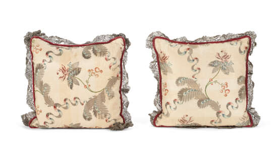 A PAIR OF PALE TURQUOISE AND POLYCHROME AND METALLIC EMBROIDERED CUSHIONS - Foto 4