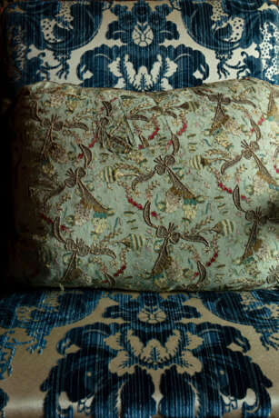 A PAIR OF PALE TURQUOISE AND POLYCHROME AND METALLIC EMBROIDERED CUSHIONS - Foto 6