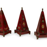 A SET OF THREE FRENCH TOLE-PEINTE AND PARCEL-GILT OBELISK FORM ORNAMENTS - Foto 1