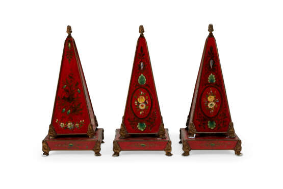 A SET OF THREE FRENCH TOLE-PEINTE AND PARCEL-GILT OBELISK FORM ORNAMENTS - photo 2