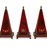 A SET OF THREE FRENCH TOLE-PEINTE AND PARCEL-GILT OBELISK FORM ORNAMENTS - photo 3