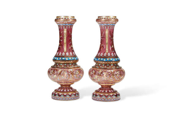 A PAIR OF CONTINENTAL ENAMELED AMETHYST GLASS VASES - Foto 3