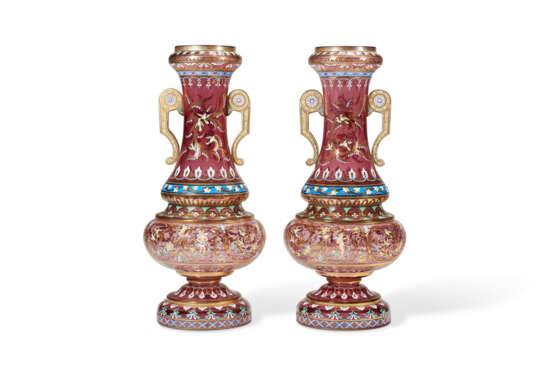 A PAIR OF CONTINENTAL ENAMELED AMETHYST GLASS VASES - фото 4