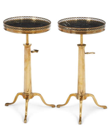 A PAIR OF FRENCH GILT-METAL OCCASIONAL TABLES - Foto 3
