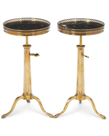A PAIR OF FRENCH GILT-METAL OCCASIONAL TABLES - Foto 5