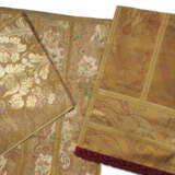 A GROUP OF THREE HEAVILY BROCADED PANELS - Foto 2