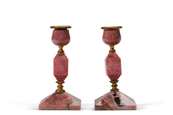 A PAIR OF RHODONITE AND GILT-METAL CANDLESTICKS - photo 3
