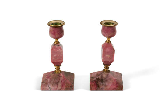 A PAIR OF RHODONITE AND GILT-METAL CANDLESTICKS - photo 5