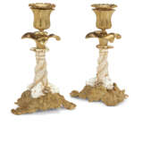 A PAIR OF ENGLISH ORMOLU AND PORCELAIN CANDLESTICKS - фото 1