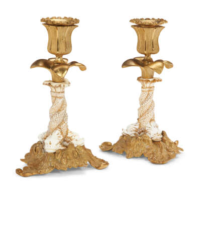 A PAIR OF ENGLISH ORMOLU AND PORCELAIN CANDLESTICKS - фото 1