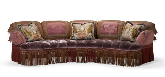 A BUTTON-TUFTED LILAC GROUND CURVED FIVE-SEAT SOFA - Foto 1
