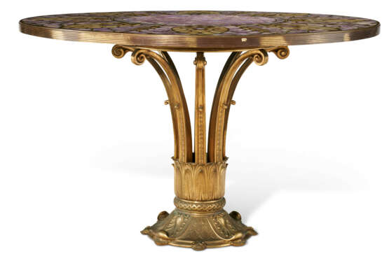 AN AMETHYST AND BRASS CENTER TABLE - Foto 1