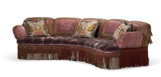 A BUTTON-TUFTED LILAC GROUND CURVED FIVE-SEAT SOFA - Foto 2