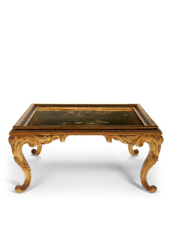 A LOUIS XV STYLE BLACK LACQUER AND PARCEL-GILT LOW TABLE - Foto 1