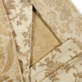 A GROUP OF FIVE NEUTRAL AND METALLIC TONED SILKS - фото 1