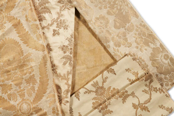 A GROUP OF FIVE NEUTRAL AND METALLIC TONED SILKS - фото 1