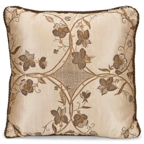 A PAIR OF CREAM SILK AND METALLIC EMBROIDERED CUSHIONS - фото 5